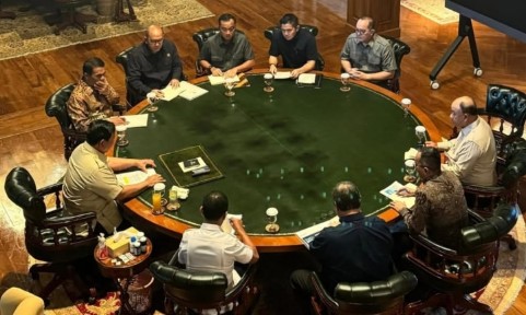 Presiden Prabowo Subianto memimpin rapat terbatas di Hambalang, Bogor, membahas arah baru ekonomi nasional, industri tekstil, dan semikonduktor