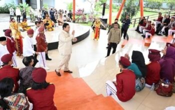 Anak-anak Sekolah Rakyat Banjarbaru belajar di kelas bersama guru pendamping, menunjukkan suasana belajar inklusif dan humanis.