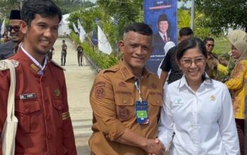 Wakil Bupati Wajo H Baso Rahmanuddin bersalaman dengan siswa Sekolah Rakyat saat peresmian oleh Presiden Prabowo di Banjarbaru