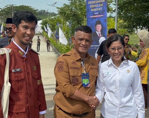 Wakil Bupati Wajo H Baso Rahmanuddin bersalaman dengan siswa Sekolah Rakyat saat peresmian oleh Presiden Prabowo di Banjarbaru