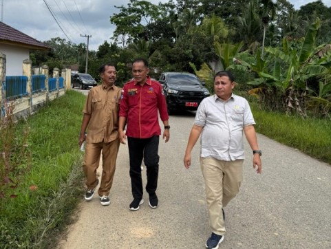 Syafrizal anggota DPRD Pelalawan dan Dinas Pendidikan meninjau SMP kelas jauh Lubuk Keranji Timur