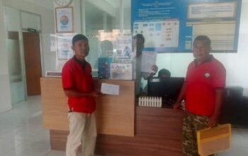 Suasana penerimaan surat putusan Komisi Informasi Provinsi Jawa Timur di KIP Kota Probolinggo