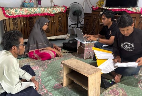 Penyidik Satreskrim Polres Pelalawan mendatangi rumah Kakek Daim di Desa Rawang Sari, Pangkalan Lesung, untuk pemeriksaan dengan pendekatan humanis