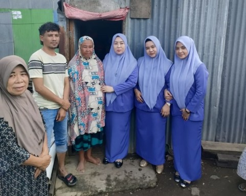 Ikawan DPRD Jeneponto menyerahkan bantuan sembako kepada Dg Rannu di rumah berukuran 2x3 meter di Desa Baturjala.