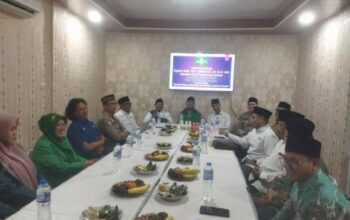 Kapolres Tangerang Selatan AKBP Boy Jumalolo didampingi Kapolsek Ciputat Timur, Kompol Bambang Askar Sodiq, saat bersilaturahmi dengan pengurus PCNU Kota Tangerang Selatan.