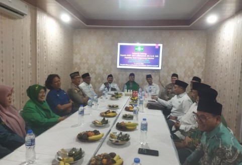 Kapolres Tangerang Selatan AKBP Boy Jumalolo didampingi Kapolsek Ciputat Timur, Kompol Bambang Askar Sodiq, saat bersilaturahmi dengan pengurus PCNU Kota Tangerang Selatan.