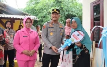 Polres Subang serahkan kunci rumah Rutilahu kepada warga Desa Kadawung Kecamatan Pabuaran Kabupaten Subang