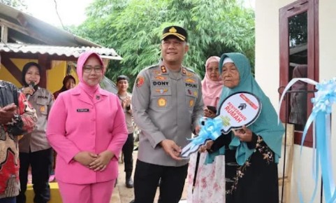Polres Subang serahkan kunci rumah Rutilahu kepada warga Desa Kadawung Kecamatan Pabuaran Kabupaten Subang