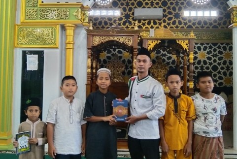 Ekspedisi Quran Sarjana Bina Desa salurkan Al Quran ke pelosok desa Kabupaten Muara Enim Sumatera Selatan