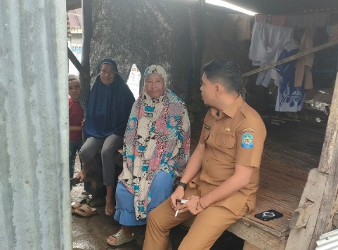 Wakil Bupati Jeneponto Islam Iskandar meninjau rumah tidak layak huni milik warga di Dusun Borongkeloro, Kecamatan Bontoramba