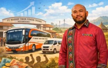 Mario Kolo pemilik PT Warkop Timor Foneni Trans berdiri di depan armada bus dan travel di Kefamenanu Timor Tengah Utara NTT