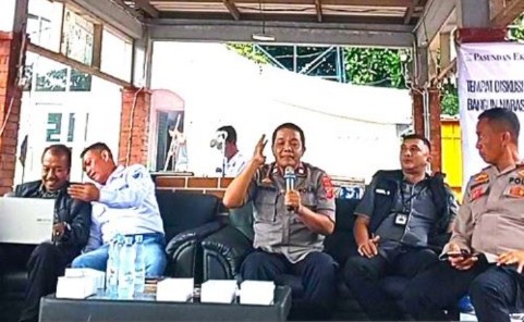 Aiptu H. Pramono menyampaikan materi KUHP baru di diskusi Ruang Publik Subang.