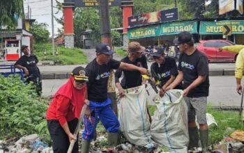 Fraksi PDI Perjuangan DPRD Lamongan Turun Bersihkan Kali Konang di Babat, Aksi Nyata Merawat Pertiwi di Tengah Ancaman Banjir Anggota Fraksi PDI Perjuangan DPRD Lamongan bersama relawan dan warga membersihkan sampah di Kali Konang, Kelurahan Babat, Lamongan, untuk mencegah banjir.