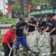 Anggota Fraksi PDI Perjuangan DPRD Lamongan bersama relawan dan warga membersihkan sampah di Kali Konang, Kelurahan Babat, Lamongan, untuk mencegah banjir.
