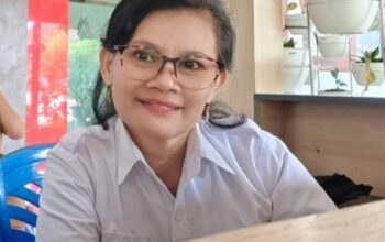 Halen S Taka, guru bahasa SMKN 4 Kupang, sedang memberikan pembelajaran dan menekankan pentingnya bahasa dalam membentuk karakter generasi muda di era globalisasi