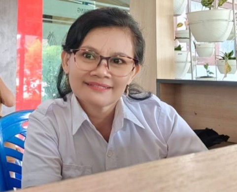 Halen S Taka, guru bahasa SMKN 4 Kupang, sedang memberikan pembelajaran dan menekankan pentingnya bahasa dalam membentuk karakter generasi muda di era globalisasi