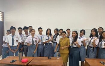Guru SMKN 4 Kupang membimbing siswa dalam pembelajaran karakter