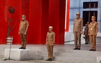 Bupati Sikka Juventus Prima Yoris Kago memimpin apel ASN saat pengumuman mutasi, rotasi, dan promosi 212 pejabat di halaman Kantor Bupati Sikka