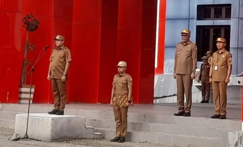 Bupati Sikka Juventus Prima Yoris Kago memimpin apel ASN saat pengumuman mutasi, rotasi, dan promosi 212 pejabat di halaman Kantor Bupati Sikka