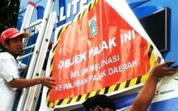 Plang objek pajak terpasang di SPBU Subang yang memiliki tunggakan pajak reklame sesuai temuan BPK
