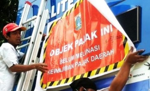 Plang objek pajak terpasang di SPBU Subang yang memiliki tunggakan pajak reklame sesuai temuan BPK