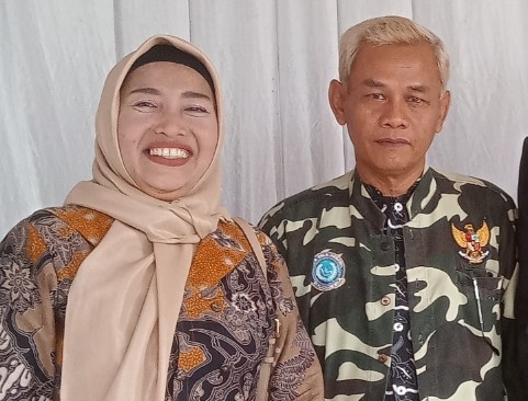 Foto Kang Diding Maju bersama istrinya, calon Kepala Desa Dukuh Ciasem Subang, Jawa Barat, bersiap memajukan desa melalui kepemimpinan yang bersih dan kerja nyata