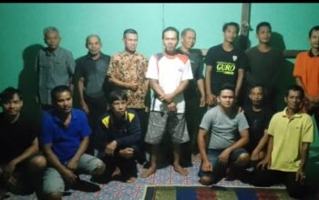 Warga Dusun Segok–Sebaboy, Desa Sebuduh, Kabupaten Sanggau, Kalimantan Barat, sedang beraktivitas di rumah tanpa listrik PLN. Foto menyoroti kondisi masyarakat pedalaman yang mengandalkan tenaga surya terbatas, menunjukkan tantangan akses energi dan dampaknya pada kehidupan sehari-hari.