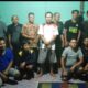 Warga Dusun Segok–Sebaboy, Desa Sebuduh, Kabupaten Sanggau, Kalimantan Barat, sedang beraktivitas di rumah tanpa listrik PLN. Foto menyoroti kondisi masyarakat pedalaman yang mengandalkan tenaga surya terbatas, menunjukkan tantangan akses energi dan dampaknya pada kehidupan sehari-hari.