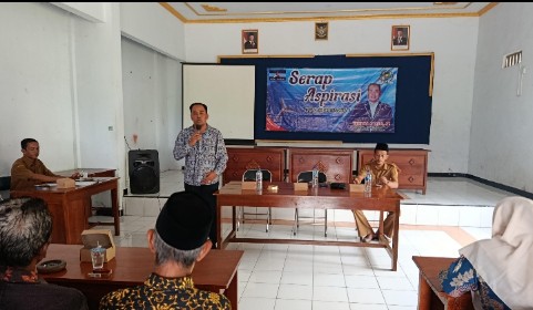 Anggota DPRD Purworejo Hendro Susilo SE berdialog dengan warga Desa Tulusrejo Kecamatan Grabag saat kegiatan reses penyerapan aspirasi masyarakat