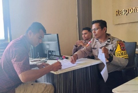 Pelapor Petrus Ratrigis bersama kuasa hukum melaporkan anggota DPRD TTU Kristo Haki ke Polres TTU terkait dugaan penipuan dan penggelapan dana pembangunan Dapur MBG