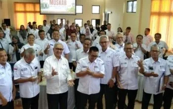 Farid Ma’ruf berfoto bersama pengurus dan peserta Musyawarah Kabupaten PMI Cilacap usai terpilih kembali sebagai Ketua PMI Cilacap periode 2026–2031.