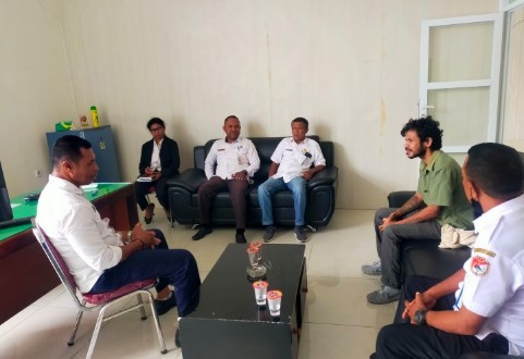 Dialog audiensi Dinas Kearsipan dan Perpustakaan Kabupaten Sikka bersama Yosef Levi, pemenang Piala Citra Indonesia.