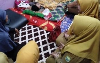 Kepala Kelurahan Karanganyar Subang Roskita Sudiman menjenguk Ketua RW 29B Budi yang sedang sakit di kediamannya