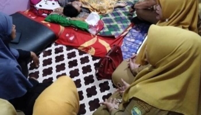 Di Tengah Tantangan Pelayanan Publik, Lurah Karanganyar Subang Jenguk Ketua RW yang Sakit: Negara Hadir atau Sekadar Seremonial?