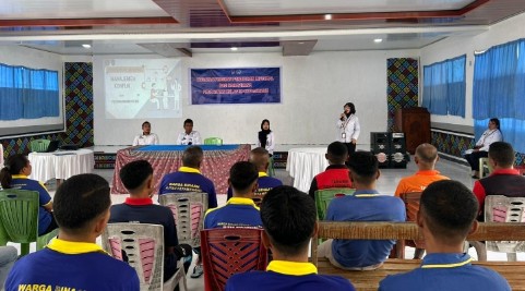 Kepala Rutan Kelas IIB Kefamenanu Muhamad Nurseha bersama petugas dan warga binaan saat mengikuti pelatihan pendidikan informal manajemen konflik dalam rangka mendukung 15 Program Aksi Kemenimipas di Aula Rutan Kefamenanu, 29 Januari 2026.