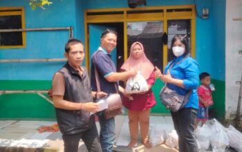 Tim Komunitas Jurnalis Jawa Timur Jember menyerahkan bantuan sembako kepada lansia dan anak yatim dalam aksi Jumat Berkah door to door di Kedung Piring, Jember