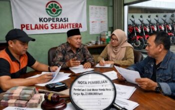 Pengurus Koperasi Pelang Sejahtera sedang melakukan rapat internal terkait pembelian kendaraan operasional, diduga tanpa persetujuan Rapat Anggota di Ketapang, Kalbar.