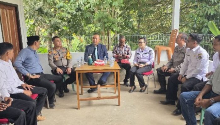 Kapolsek Manis Mata Hadiri Ngopi Bareng Bersama Bupati Ketapang di Desa Ratu Elok — Mampukah Aspirasi Warga Terserap Maksimal?