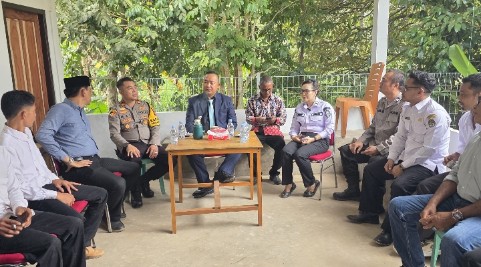 Kapolsek Manis Mata Iptu Meinardus Yudiansyah bersama Camat Manis Mata Peppensius dan Bupati Ketapang Alexander Wilyo mendengarkan aspirasi warga saat kegiatan Ngopi Bareng di Kantor Desa Ratu Elok, Kecamatan Manis Mata, Ketapang.