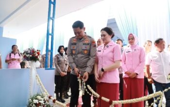 "Kapolres Jember AKBP Bobby Adimas Condroputra membuka peresmian Satuan Pelayanan Pemenuhan Gizi (SPPG) Mayang sebagai bagian dari Program Makan Bergizi Gratis."