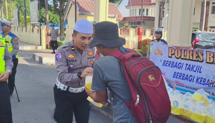 *Polres Binjai Berbagi Takjil di Bulan Suci Ramadhan 1447 Hijriah*
