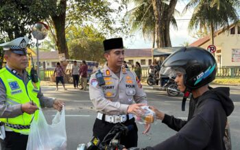 Ramadhan Penuh Berkah, Polres Langkat Tebar Kepedulian Lewat Aksi Berbagi Takjil IMG-20260226-WA0132