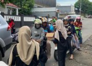 Mahasiswa IAI Al Amanah Jeneponto Giat Bagi-Bagi Takjil di Persimpangan Lima Kec. Binamu