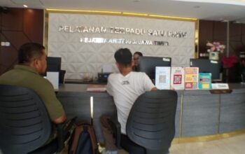 warga pilang melaporkan plt kadis kominfo kota probolinggo ke kejaksaan tinggi jawa timur terkait sengketa informasi publik