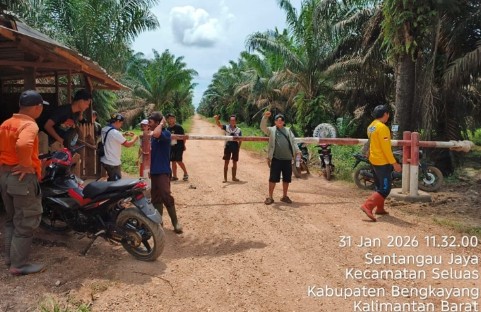 warga desa kalon di pos jaga pt agrinas palma nusantara apn memprotes dugaan tebang pilih penertiban ninja sawit