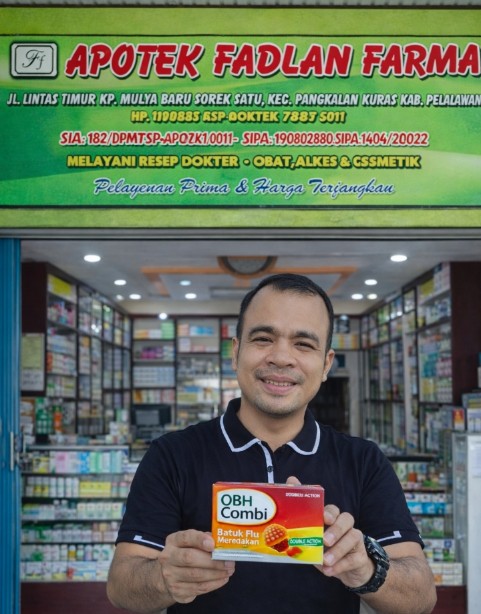 Effendi pemilik Apotek Fadlan Farma di Sorek Satu Pelalawan memegang produk obat dan alat kesehatan di apotek.