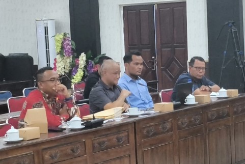 RDP DPRD Ketapang membahas dugaan pencemaran limbah perusahaan sawit First Resources Group FR Group di Kalimantan Barat