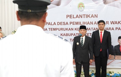 Wakil Bupati Ketapang Jamhuri Amir melantik Saparudin sebagai Kepala Desa PAW Tempurukan di Kabupaten Ketapang