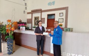 Penyerahan SK Gubernur NTT kenaikan Upah Minimum Kota Kupang 2026 oleh Ketua DPD KSPSI NTT kepada pengusaha, perlindungan hak buruh NTT, UMK Kupang 2026
