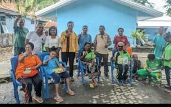 Petugas Disarpus Sikka menyerahkan buku bacaan kepada lansia di Panti Jompo Padu Wau Waipare Maumere NTT